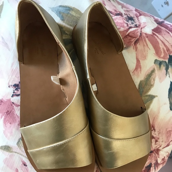 Universal Thread Sandals - Picture 2 of 3